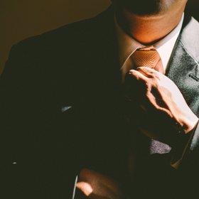 V době smrti byli oblečeni do svých formálních obleků, i to ale popravu komplikovalo.