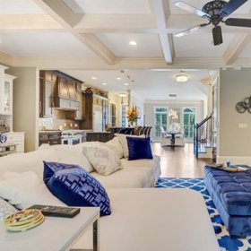 Srdcem domu po Whitney Houston je prostorný obývák.