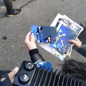 Jedna z fanynek si donesla i vzpomínkové fotografie.