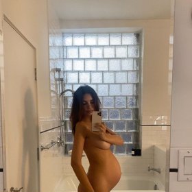 Před porodem si Emily Ratajkowski pořídila několik odhalených snímků.