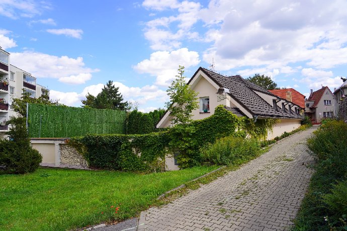 K domu náleží i malá zahrada.