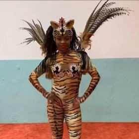 Některé její kostýmy vykouzlí úsměv na tváři.