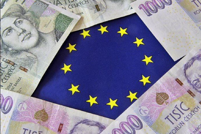 I česká koruna ale má své výhody. ČNB může například lépe upravovat úrokové sazby a regulovat inflaci.