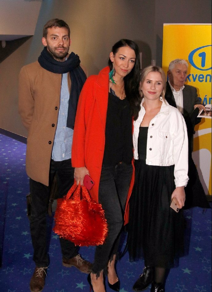 Agátina kabelka zářila do dálky.