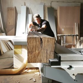 Adam Raiter je úspěšný truhlář.