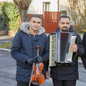 Romská kapela na pohřbu.