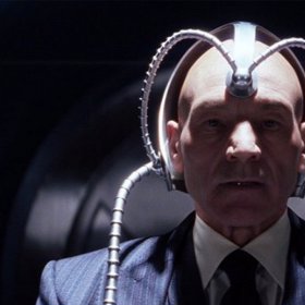 Patrick Stewart v ikonické roli Charlese Xaviera.