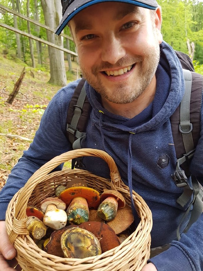 Martin je v lese jako doma.