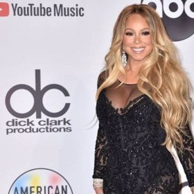Zpěvačka Mariah Carey zazpívá na zahajovacím ceremoniálu.