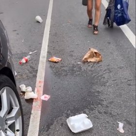 Dee chtěla své matce dát jídlo a oblečení, ale nechtěla jí koupit cigarety, které Jennifer požadovala.