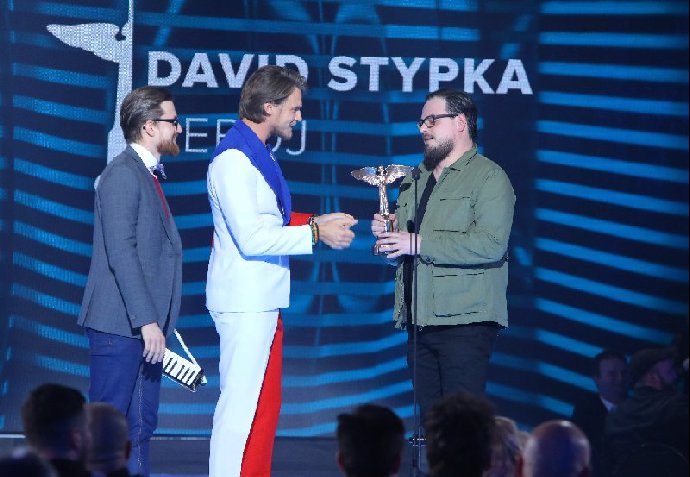 Cenu mu předal Vojta Dyk.