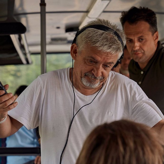 Michal Suchánek Večírek napsal i režíroval.