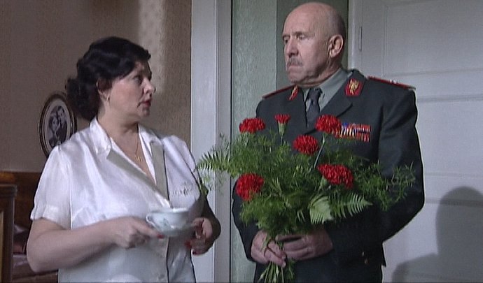 Dana Bartůňková a Petr Nárožný v seriálu Černí baroni (2004).