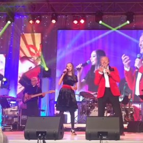 Karel Gott si s dcerou Charlottkou zazpíval v roce 2018 Zvonky štěstí.