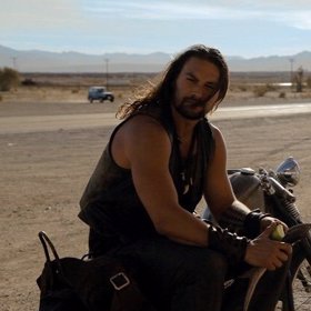A co takhle motorkář Jason Momoa z filmu Cesta do Palomy?