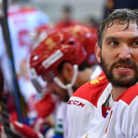 Alexandr Ovečkin v národním dresu. Hašek bojuje proti účasti Rusů v NHL.