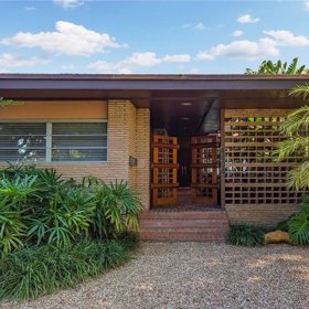 Cindy Crawford má dům prý buď zrekonstruovat nebo zcela zbourat a postavit nový.