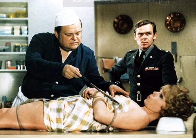 Jan Libíček (kuchař Bobo) se před Cupákem alias Steinerem chystá porcovat telecí.