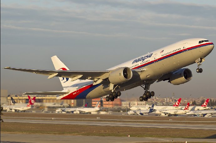 Let MH370 Malajsiských aerolinek se ve vzduchu za dosud neznámých okolností ztratil a už nikdy nebyl nalezen.