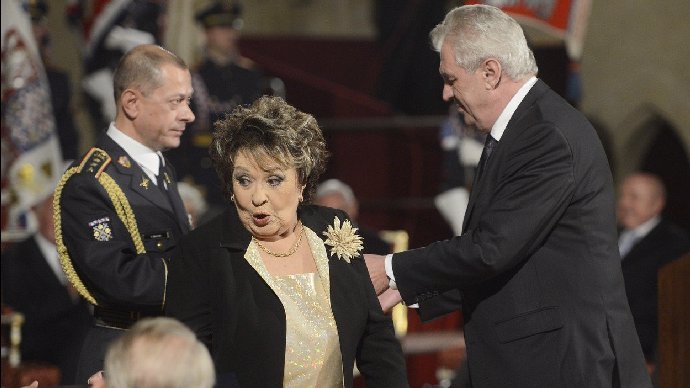 Jiřina Bohdalová a Miloš Zeman při udělování státního vyznamenání v roce 2013.