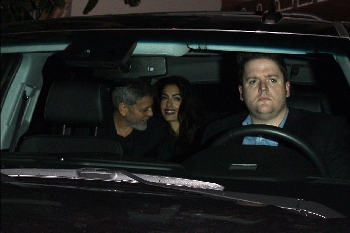 Mezi hosty nechyběl ani George Clooney s manželkou Amal.