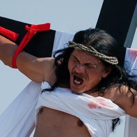 Krvavá tradice: Křesťané se na Velikonoce nechali ukřižovat! FOTO 18+