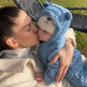 Aneta Vignerová si užívá nádherné chvilky se synem.