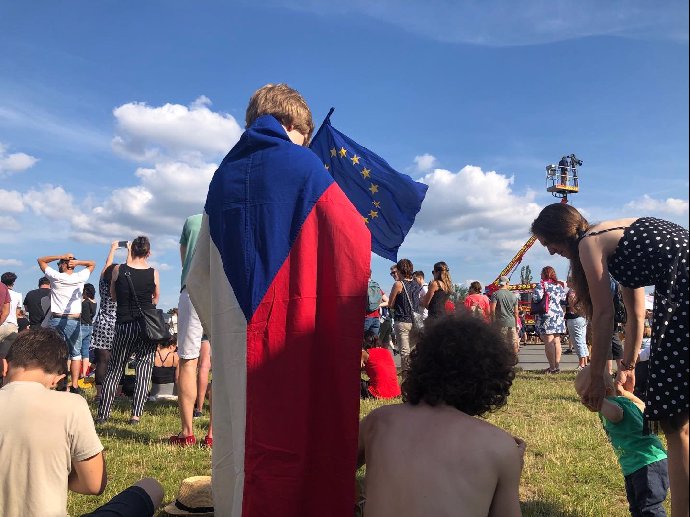 Na konci zazněla hymna.