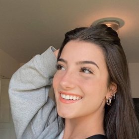 Její známá tvář se dostala dokonce k obrovské hvězdě, zpěvačce jménem Bebe Rexha. Dostala se i do talkshow Jimmyho Fallona.