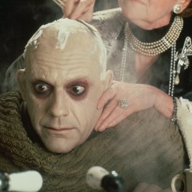 Strýček Fester, pomatený, šílený a milující bratr Gomeze, je nezapomenutelná postava.