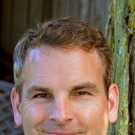 Stephen O'Loughlin byl paranoidní člověk, který věřil nesmyslným konspiračním teoriím. Svého syna raději zabil, než aby ho nechal očkovat.