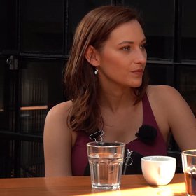 Bára Jánová v pořadu eXtra Host.