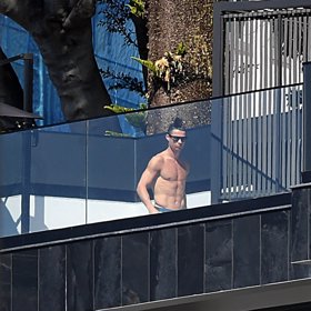 Cristiano Ronaldo na terase jednoho ze svých domů.