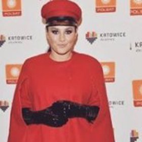 Ewa Farna vypadá v tomto outfitu jako strojvedoucí.