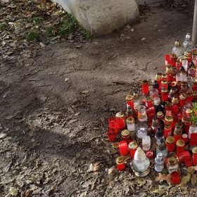 Vrší se tu svíčky a květiny pro Ninu