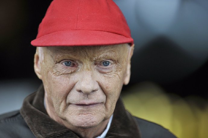 Niky Lauda byl rakouský pilot Formule 1, trojnásobný mistr světa z let 1975, 1977 a 1984.