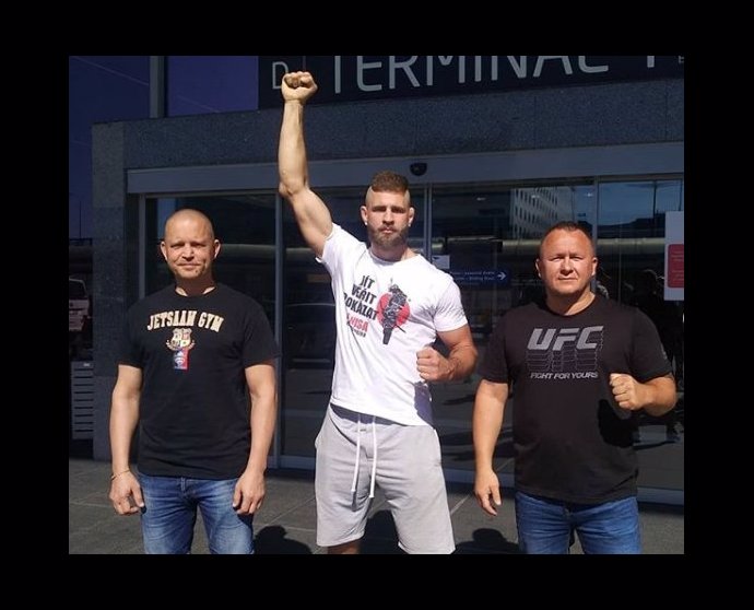 Fotka českého zápasníka s trenéry těsně před odletem na turnaj UFC.