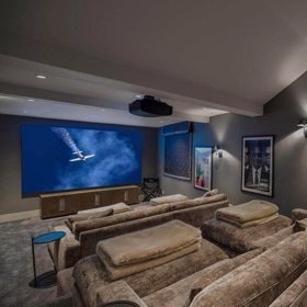 Luxusní sídlo má i vlastní kino.