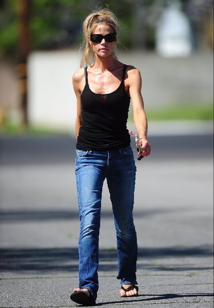 Denise Richards se nyní snaží vyrovnat s bolestí, kterou jí odchod spřízněné duše způsobil.