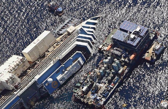 Největší záchranná operace svého druhu. Narovnání a odtažení vraku patřilo k technicky nejnáročnějším operacím v dějinách námořní dopravy.