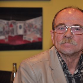 Prý nezvedal známým telefony.