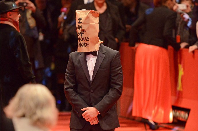 Shia LaBeouf se objevil s papírovým pytlem na hlavě. 