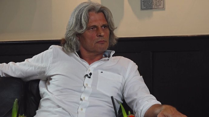 Tomáš Skuhravý má dluhy.