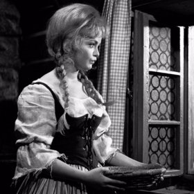 Eva byla rozkošná dívenka, proto šla z role do role.