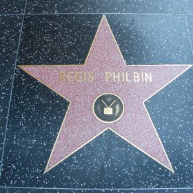 Má svoji hvězdu na chodníku slávy v Hollywoodu.