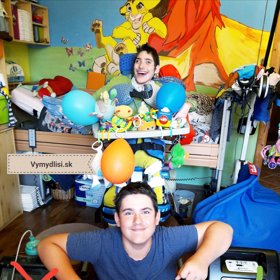 Jeho 19letý bratr Kuba je postižený už odmalička. Potřebuje finančně náročné rehabilitace.