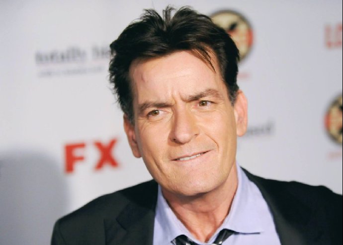 Charlie Sheen v roce 2015 přiznal veřejnosti, že je HIV pozitivní.