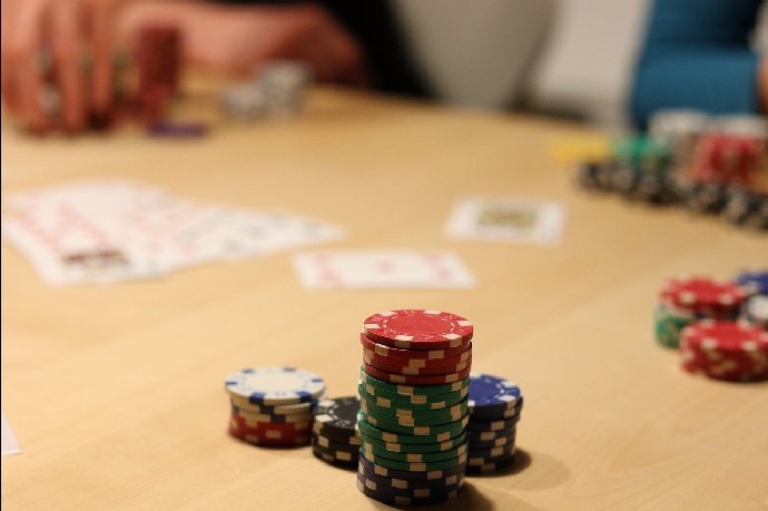 V jedné takové partii vyhrál Maguire od miliardáře a bankéře Andyho Beala 15,6 milionu dolarů 