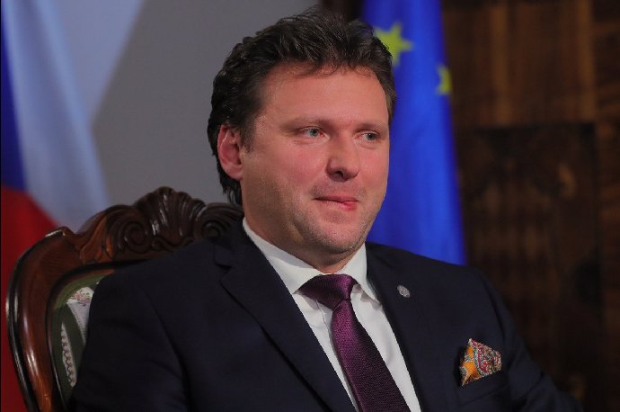 Radek Vondráček se navezl do moderátora.