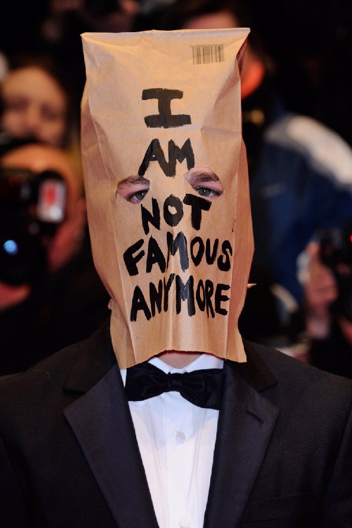 Shia LaBeouf si nasadil na akci na hlavu papírový pytel.